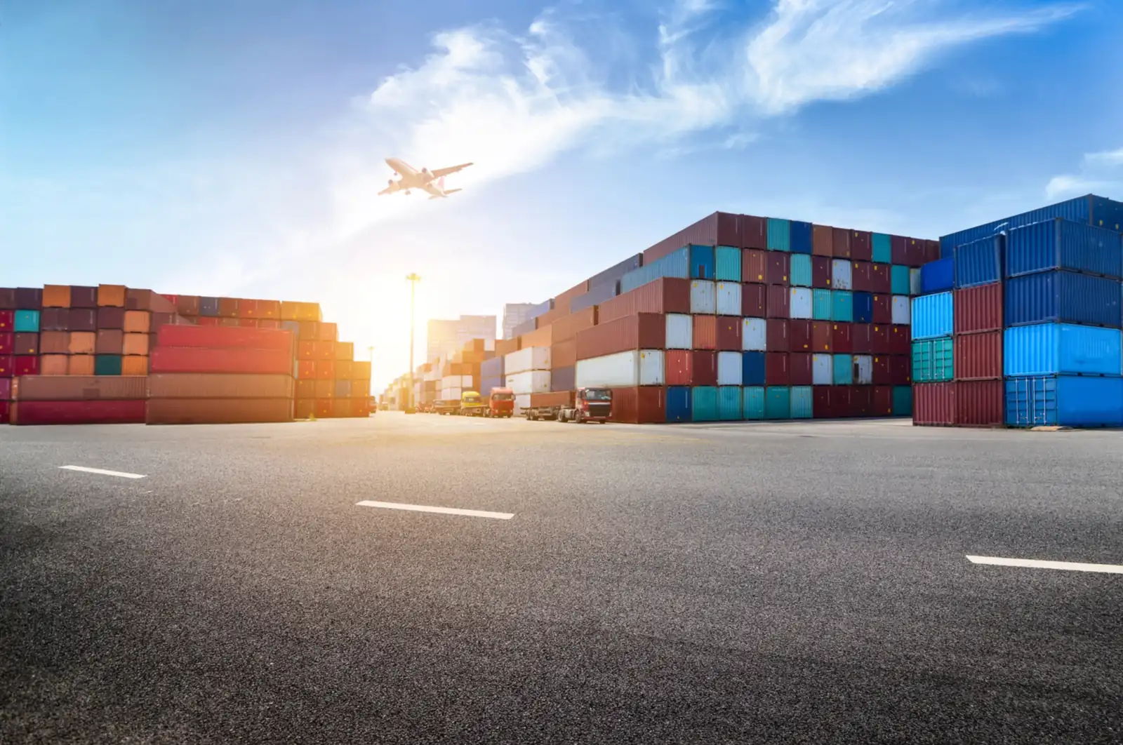 Κοντέινερ μεταφορών σε χώρο logistics